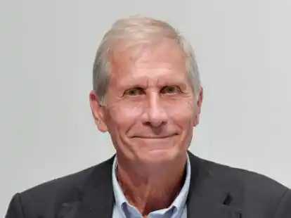 Ulrich Wickert stellt seinen Krimi &bdquo;Der Schatten von Paris&ldquo; in Oldenburg vor.