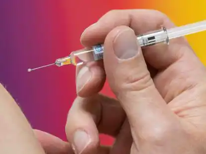 Patienten sollten nicht nur an die Corona-, sondern auch an die Grippeschutzimpfung denken.