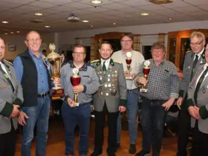 Die Siegerehrung beim Dorfpokalschie&szlig;en in Altenoythe mit den Organisatoren (von links):  Holger Thomann, Heiner Norrenbrock, Siegfried Meyer, Andreas Tholen, Bernd Henken, Bernd Willer,  Berthold B&ouml;hmann und Werner Sprock.