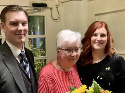 Monika Eilers (Mitte) wurde f&uuml;r 25-j&auml;hrige Mitgliedschaft durch die stellvertretende B&uuml;hnenleiterin Ulrike Sch&uuml;tze (re.) und Schriftf&uuml;hrer Michel Wask&ouml;nig (li.) geehrt.