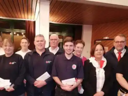 F&uuml;r ihren herausragenden Einsatz wurden Mitglieder des DRK-Kreisverbands Jeverland geehrt, die in Coronazeiten jeweils mehr als 100 Stunden ehrenamtlich im Einsatz waren: Gesch&auml;ftsf&uuml;hrer Carl-Martin K&ouml;hler und Vorsitzende Heide Bastrop (2. und 3 von rechts) gratulierten.