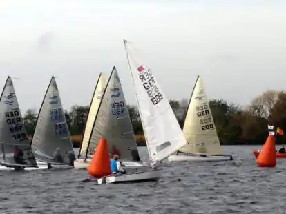 Einiges los beim Start der in der Finn-Dinghy-Klasse.