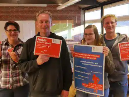 Bei der Selbsthilfegruppe Schlaganfall am 29. Oktober 2019: (von links) Jutta Kroog von der Eg&auml;nzenden Unabh&auml;ngigen Teilhabe-Beratung (EUTB) in Brake, Sprecher Mario Glasner, Stallkamp-Mitarbeiterin Mandy Beyer und Sponsor Udo Stallkamp.