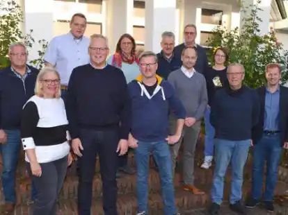 Waren vor Ort: (von links) Egon Brun&szlig;en, Sabine Kr&uuml;ger, Malte Wardenburg, Klaus Warnken, Ilka Helms, J&ouml;rg Harders, Philipp Br&uuml;tsch, Horst Hibbeler, Andreas Ziesenitz, Janet W&ouml;lk, Kuno L&uuml;ttman und Hening Dierks.