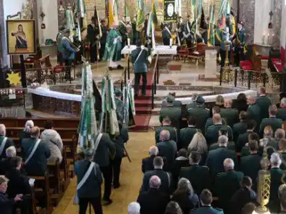Einzug der Standarten und Fahnen der Bruderschaften in die voll besetzte Basilika