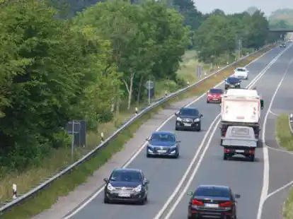 Verkehr auf Ortsumfahrung B210 Richtung Jever. Hier ereignete sich vor genau einem Jahr der schwere Unfall.