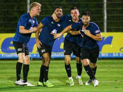 Geht nicht nur beim Jubeln voran: Marcel Andrijanic (rechts) hat sich beim SSV Jeddeloh sofort eine wichtige Rolle erspielt. Dar&uuml;ber freuen sich auch Simon Brinkmann (von links), Ibrahim Temin und Niklas von Aschwege.
