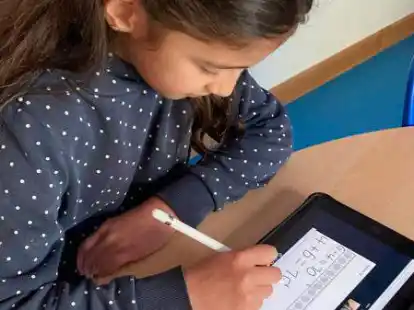 Onlinef&ouml;rderung mit einer Zweitkl&auml;sslerin der Grundschule B&uuml;mmerstede.