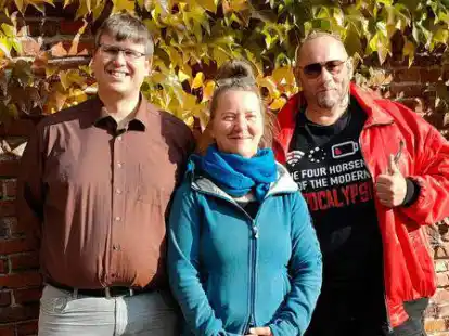 Wissen, dass Musik verbindet: Tobias Kokkelink, Leiter der Musischen Akademie, Heidemarie Heyer vom Treffpunkt Barenburg und Hobby-Ralley-Fahrer Johannes Reentjes.