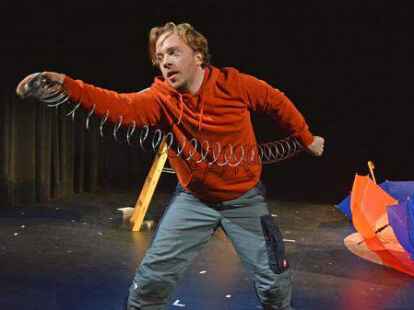 Der Fisch (Jonathan Steinbi&szlig;) muss seinen Platz in der ihm fremden Umwelt finden.