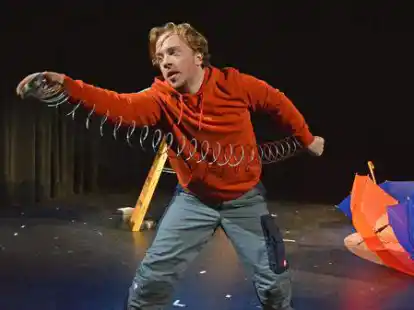 Der Fisch (Jonathan Steinbi&szlig;) muss seinen Platz in der ihm fremden Umwelt finden.