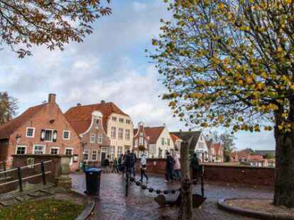 Greetsieler Herbstromantik 2022: Die Bl&auml;tter fallen am Alten Siel, und die Zahl der G&auml;ste hat abgenommen.