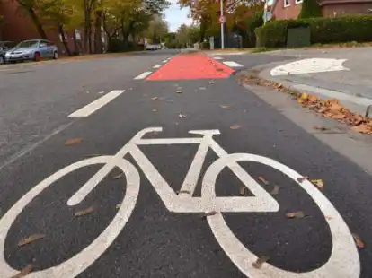 Die sanierte Popenser Stra&szlig;e k&ouml;nnte Fahrradstra&szlig;e werden, doch ein Vorbild f&uuml;r andere Stadtstra&szlig;en ist sie nicht, weil woanders der Platz fehlt.
