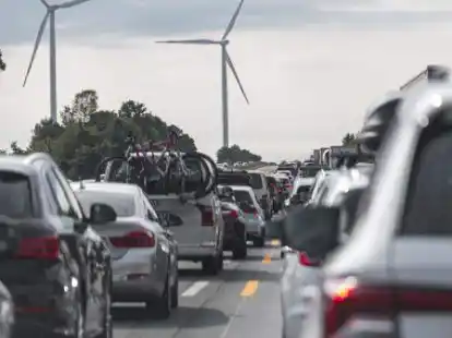 Der Verkehr staut sich auf der Autobahn: Die Herbstferien in Niedersachsen gehen zu Ende und der ADAC rechnet am &bdquo;R&uuml;ckreisewochenende&ldquo; wieder mit vollen Autobahnen. Vor allem Baustellen tragen dazu bei &ndash; und von ihnen gibt es aktuell viele.