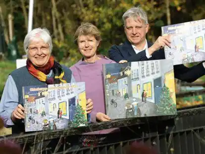 Irmtraud Remmers, Deliane Rohlfs und Arend Cobi (von links) pr&auml;sentieren den aktuellen Lions-Adventskalender f&uuml;r Oldenburg. Mit den Einnahmen aus dem Verkauf wird auch die NWZ-Weihnachtsaktion unterst&uuml;tzt.