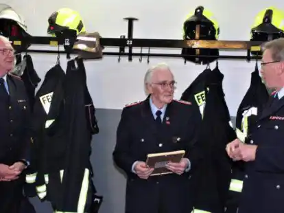 Seltene Ehrung bei der Freiwilligen Feuerwehr Osterscheps (von links): Friedrich Delmenhorst, Johann Sandstede und Hinrich Bischoff