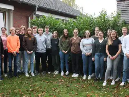 Die erfolgreichen Teilnehmerinnen und  Teilnehmer des &bdquo;Juleica&ldquo;-Grundseminars im Jugend- und Begegnungszentrum Bar&szlig;el mit Harmut B&ouml;rchers (links) sowie Florian R&ouml;ttgers (von rechts) und Michael Bohnen.