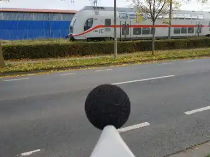 Die volle Dr&ouml;hnung gibt es an der Nesserlander Stra&szlig;e  auf H&ouml;he der &bdquo;Hafenpraxis&ldquo; &ndash; hier werden zwei &Uuml;berg&auml;nge in geringem Abstand passiert.