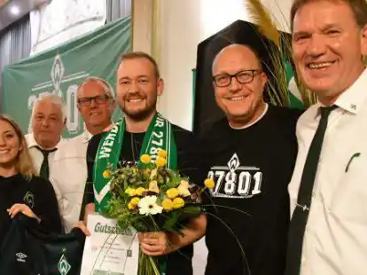 Der &bdquo;WFC 27801 D&ouml;tlingen freut sich &uuml;ber sein 2000. Mitglied (von links): Fanbetreuerin Jenny Eickhoff, Vizepr&auml;sident Andreas Cording, Kassenwart Endro Bode, Jubil&auml;ums-Mitglied Hayo M&ouml;hlenhoff, Dirk Wintermann vom Aufsichtsrat des SV Werder Bremen und Pr&auml;sident Ingo Kl&auml;ner