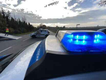 Nach der Kollision zweier Autos auf der B213 bei Hoyerswege musste das Fahrzeug der Unfallverursacherin abgeschleppt werden.