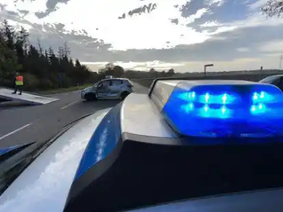 Nach der Kollision zweier Autos auf der B213 bei Hoyerswege musste das Fahrzeug der Unfallverursacherin abgeschleppt werden.