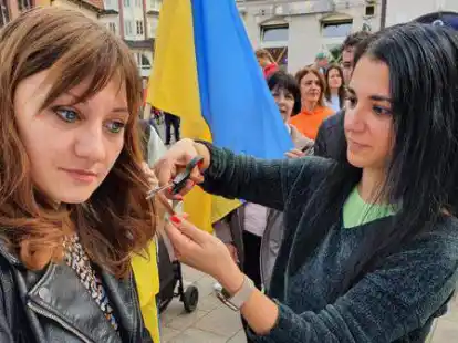 Solidarit&auml;t mit den Frauen im Iran: Einige Frauen lie&szlig;en sich vor Ort eine Haarstr&auml;hne abschneiden. Die Str&auml;hnen werden der Au&szlig;enministerin Annalena Baerbock geschickt.