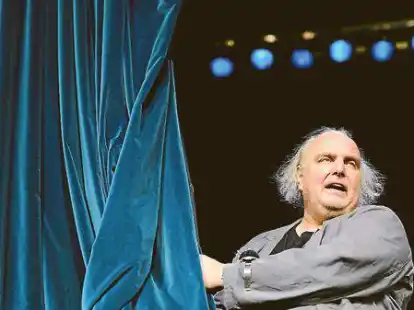 Kammerschauspieler Thomas Lichtenstein erz&auml;hlte die Geschichte von &bdquo;Piccolo, Sax & Violine&ldquo;.