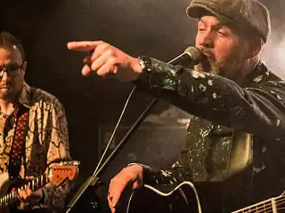 Wollen am Donnerstag, 3. November, ihr Augustfehner Publikum begeistern: der Liedermacher Stenz (rechts) und der Bluesgitarrist Mitch Hillford.