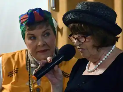 Nicht um Worte verlegen: Dette Zingler als Elise Plietsch (links) und Henriette von Ohlhorn (Sylvia Varnhorn) unterhielten beim plattdeutschen Nachmittag in Ahlhorn.