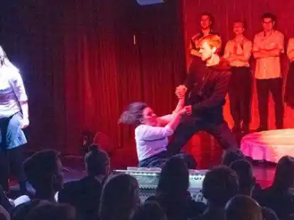 Beeindruckende Szene: Mit einer wilden Choreografie wurde dem Publikum die Misshandlung einer jungen Frau veranschaulicht.