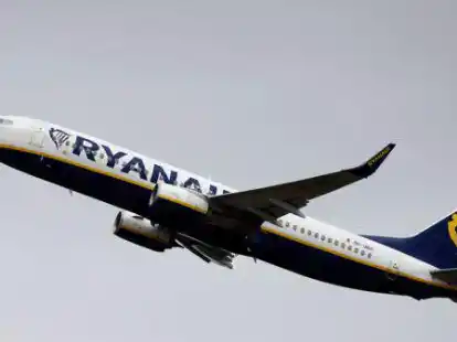Der Pilot einer Passagiermaschine der Fluggesellschaft Ryanair wurde &uuml;ber Gehlenberg von einem Unbekannten geblendet. (Symbolbild).
