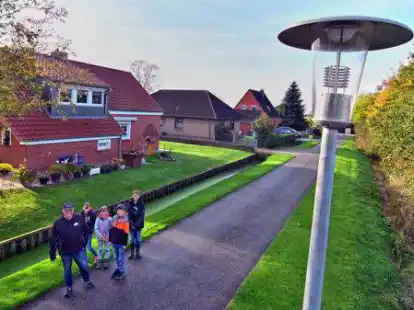 Jetzt mit moderner LED-Technik: Diese Laterne vor dem Haus von Heinrich Hallwa&szlig; wies einst als erste in Abbingwehr Kindern den Weg.