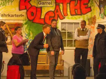 Polizistin Cordula sorgt mit ihrer Suche nach einer psychisch kranken Person bei den Reisenden f&uuml;r Panik.