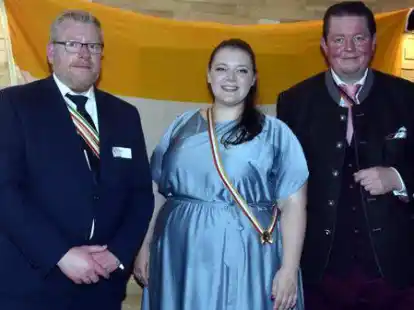 Der 2. Vorsitzende Sebastian Wennige (links)  und Chief-Mate Melanie Hoppe empfingen Gastronom Thorsten Rech, der den Festvortrag hielt.