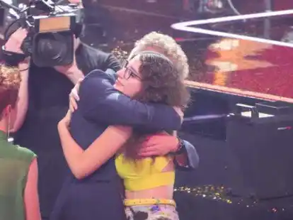 Tammo F&ouml;rster umarmt Sophie Frei bei dem Halbfinale der Castingshow 