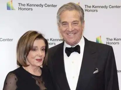 Das Archivbild zeigt Nancy Pelosi  und ihren Ehemann  Paul Pelosi