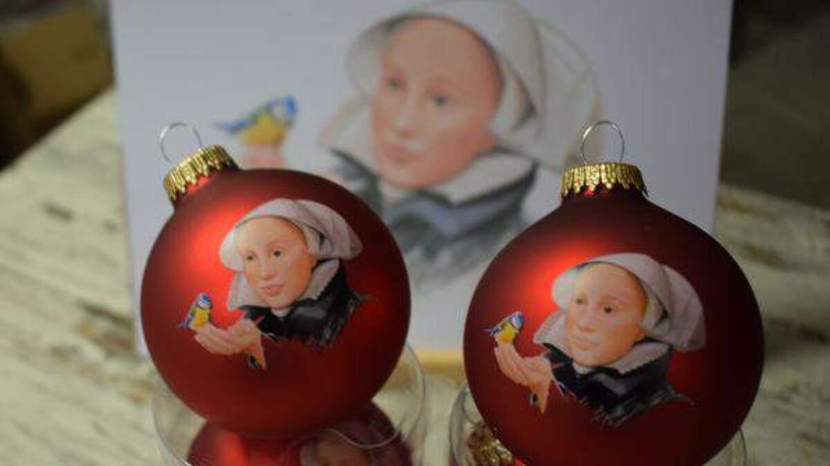 Fräulein Maria von Jever mit Blaumeise ziert vierte Christbaumkugel der