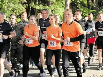 Emily Walczak, Solveig Schmidt und Jannis Kaul (in Orange, von links) starteten f&uuml;r das Team der Volksbank Jever.