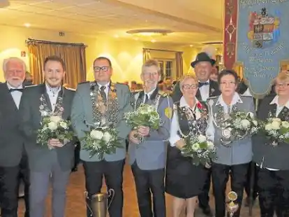 Gerold Heinze (2. von links) und Holger Kirchhoff (hinten rechts) mit dem neuen ostfriesischen Sch&uuml;tzenk&ouml;nigshaus, das bei den Herren nur aus Harlingerl&auml;ndern besteht. Es gewannen n&auml;mlich T&ouml;njes  Warfsmann, Frank D&ouml;rken und Roland Siegmund (vorne von links).
