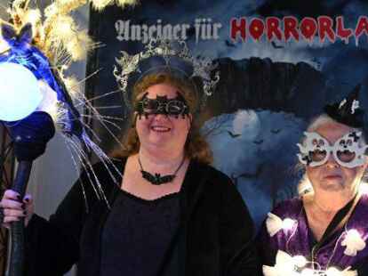 B&auml;rbel (r.) und Isabel Kl&auml;fner waren die ersten Models der Fotoaktion des Anzeiger f&uuml;r Horrorland (@ bit.ly/halloweenesens).
