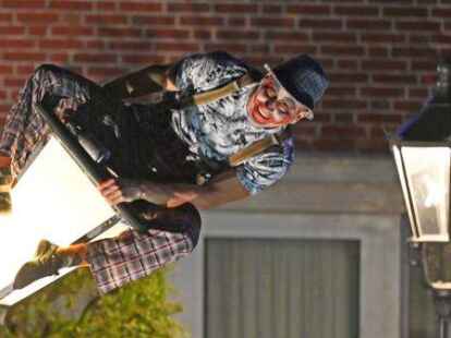 Dem Publikum stockte der Atem, als der Laternenmann seine Kunstst&uuml;cke &uuml;ber ihren K&ouml;pfen vorf&uuml;hrte