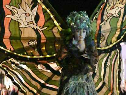 Auf Stelzen und mit bunten Fl&uuml;geln ausgestattet brachten die Waldwesen den Zauber in die Halloween-Hauptstadt.