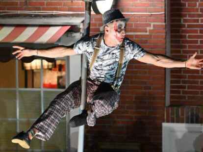 Dem Publikum stockte der Atem, als der Laternenmann seine Kunstst&uuml;cke &uuml;ber ihren K&ouml;pfen vorf&uuml;hrte.