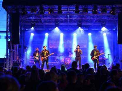 Lie&szlig; es auf der Harlinger-B&uuml;hne vor dem Rathaus m&auml;chtig krachen, die Band Afterburner.