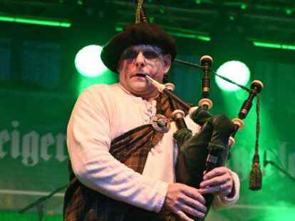 Freddy the Piper er&ouml;ffnete die Darbietungen auf der Hauptb&uuml;hne.