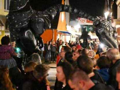 Esens war zu Halloween so voll wie nie. Selbst die Saurier hatten M&uuml;he, ihren Weg zu finden.