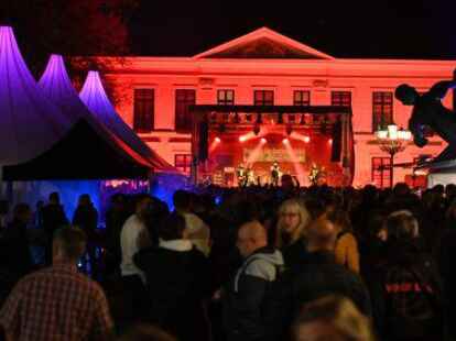 Lie&szlig; es auf der Harlinger-B&uuml;hne vor dem Rathaus m&auml;chtig krachen, die Band Afterburner.