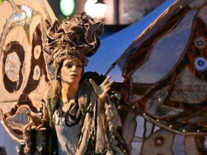 Auf Stelzen und mit bunten Fl&uuml;geln ausgestattet brachten die Waldwesen den Zauber in die Halloween-Hauptstadt.