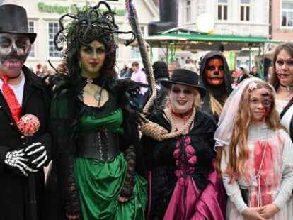 Ganze Familien &ndash; wie hier aus Norden &ndash; hatten sich auf den Weg gemacht, um ihre Kost&uuml;me in Esens zu zeigen.