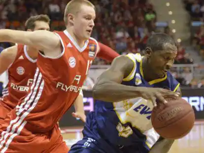 3. Oktober 2012: Oldenburgs Rickey Paulding (rechts) schirmt den Ball gegen M&uuml;nchens Robin Benzing ab. Die Baskets siegten damals am ersten Spieltag mit 80:61 beim FC Bayern.